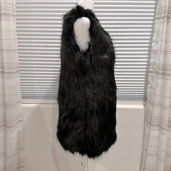 Akira Black Faux Fur Vest M/L NWT - Picture 2 of 8